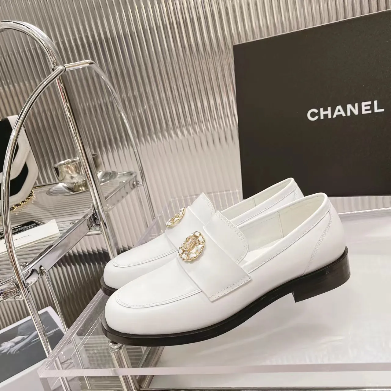 👟👟Ex-factory price 560👟👟Chanel Chanel 22K autumn and winter latest vintage retro double C buckle chain small gold ball loafers Dream Back to Campus series, the same style as the end of the year celebrities, delicate on the feet, invincible and easy to wear, small round toe atmosphere and simplicity, leather upper design, integrated chain with diamond small fragrance logo, very unique.  …………………………………………………… ❶Material: imported first-layer cowhide ➕cow patent leather + sheep leather ❷Lining: sheepskin ❸Feet: sheepskin ❹Outsole: original leather outsole ❺Heel height: 2.5cm ❻Packaging: Original full set of packaging ❼Number: 35-41 (40 41 custom-made, non-returnable) ☀Color: 4 colors